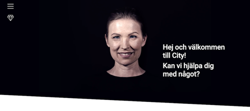 Ett ansikte. Bakgrunden är svart och med vit text står det "Hej och välkommen till City! Kan vi hjälpa dig med något?".