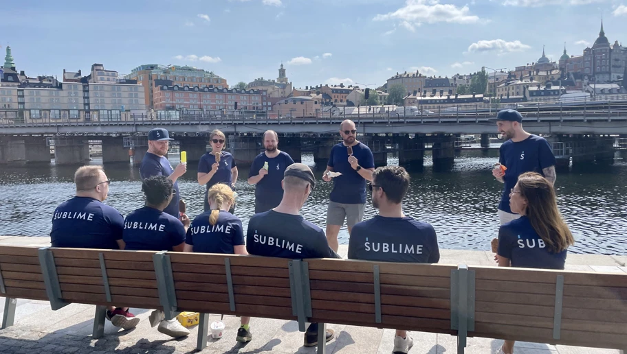 Sublime på en parkbänk